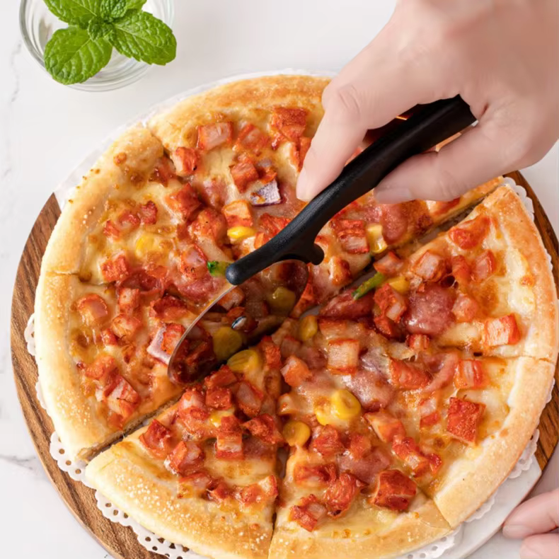 Nonstick Round Pie Pizza Cutter Comfort Handle Handheld Pastry Pizza Slicer Knife Sharp Blade Stainless Steel Wheel Pizza Cutter detail 5
